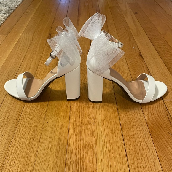 White heels with bow - Picture 3 of 4